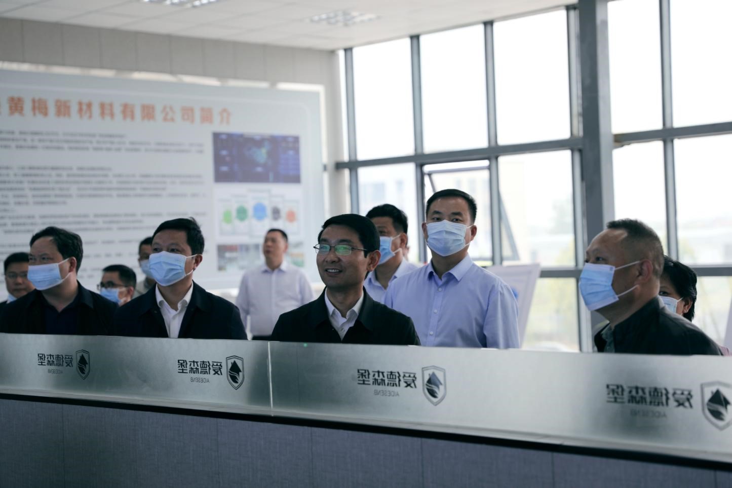 �hί��ӛ������һ���W�R�۵�ɭ���{��